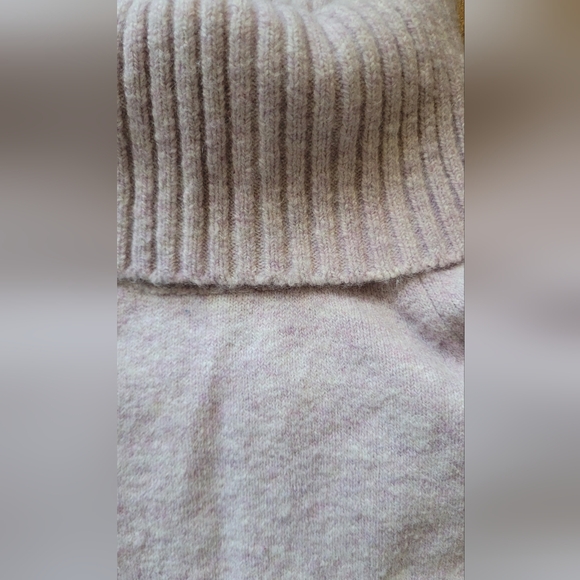 Lavender turtleneck sweater - Picture 3 of 5